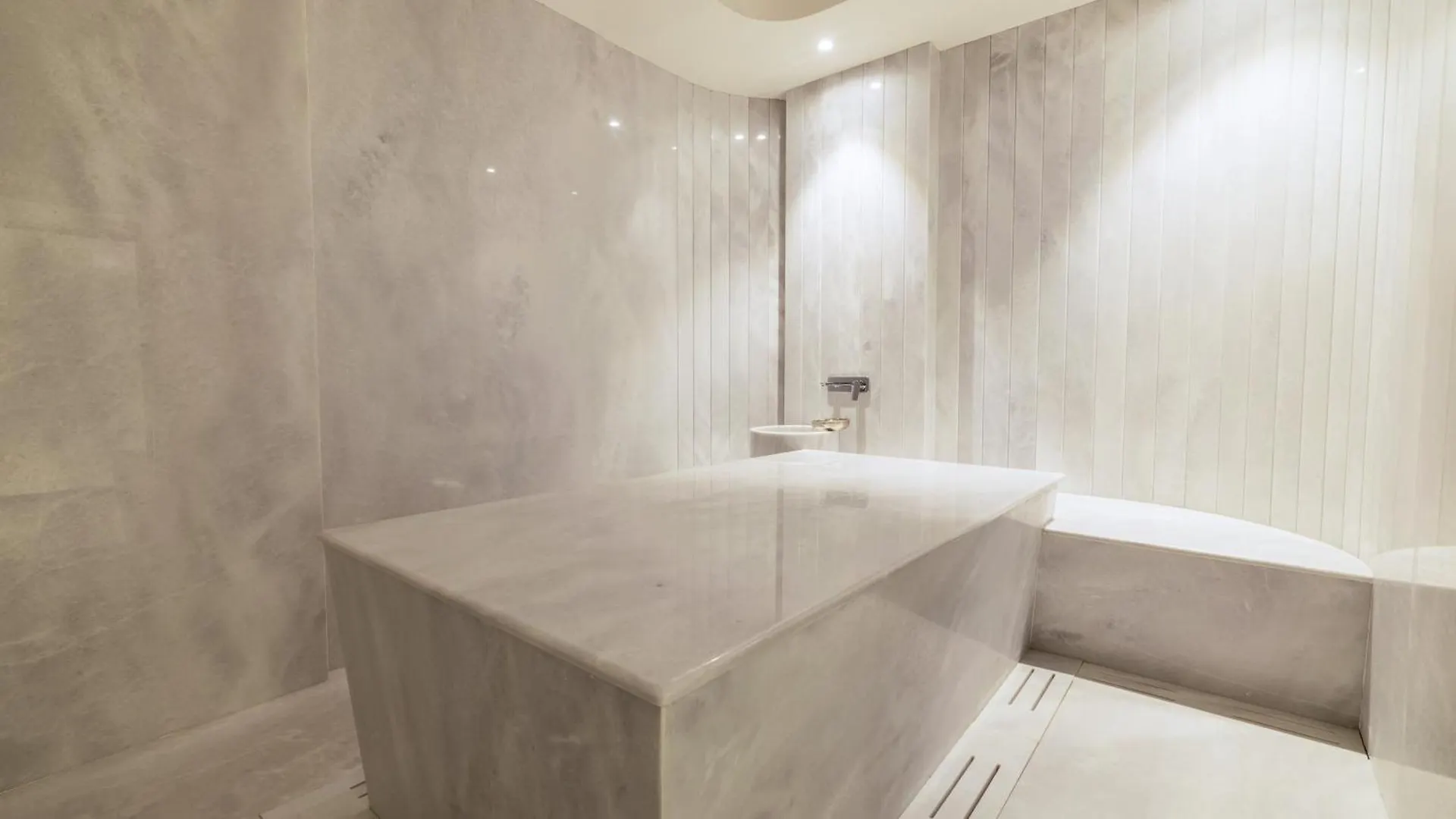 Four Hills Hotel أنطاليا 3*,